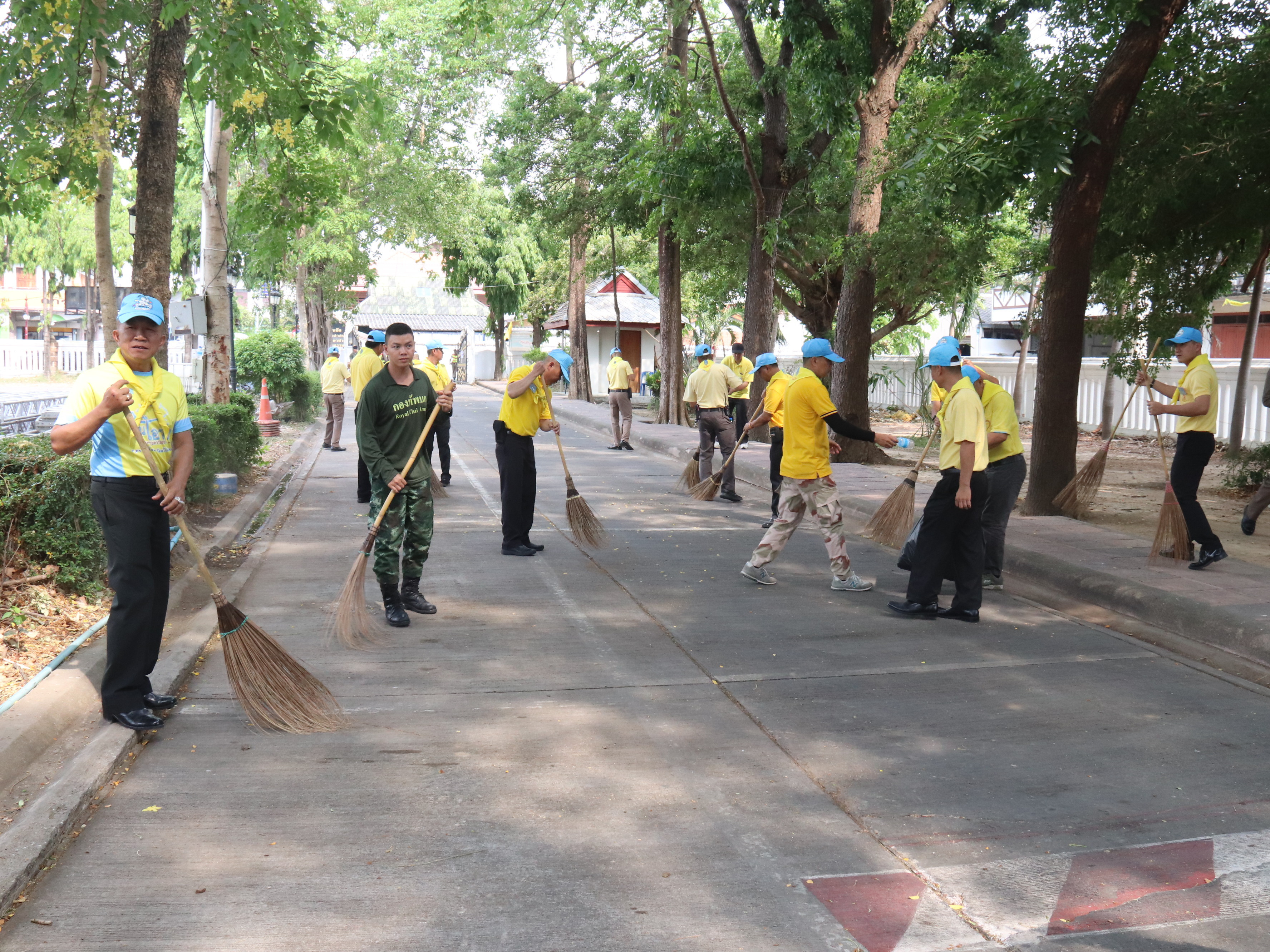 จิตอาสาจังหวัดลำพูน ร่วมบำเพ็ญสาธารณะประโยชน์ทำความสะอาดในพื้นที่ต่างๆ เพื่อเฉลิมพระเกียรติ พระบาทสมเด็จพระเจ้าอยู่หัวฯ เนื่องในโอกาสมหามงคลพระราชพิธีบรมราชาภิเษก พุทธศักราช 2562