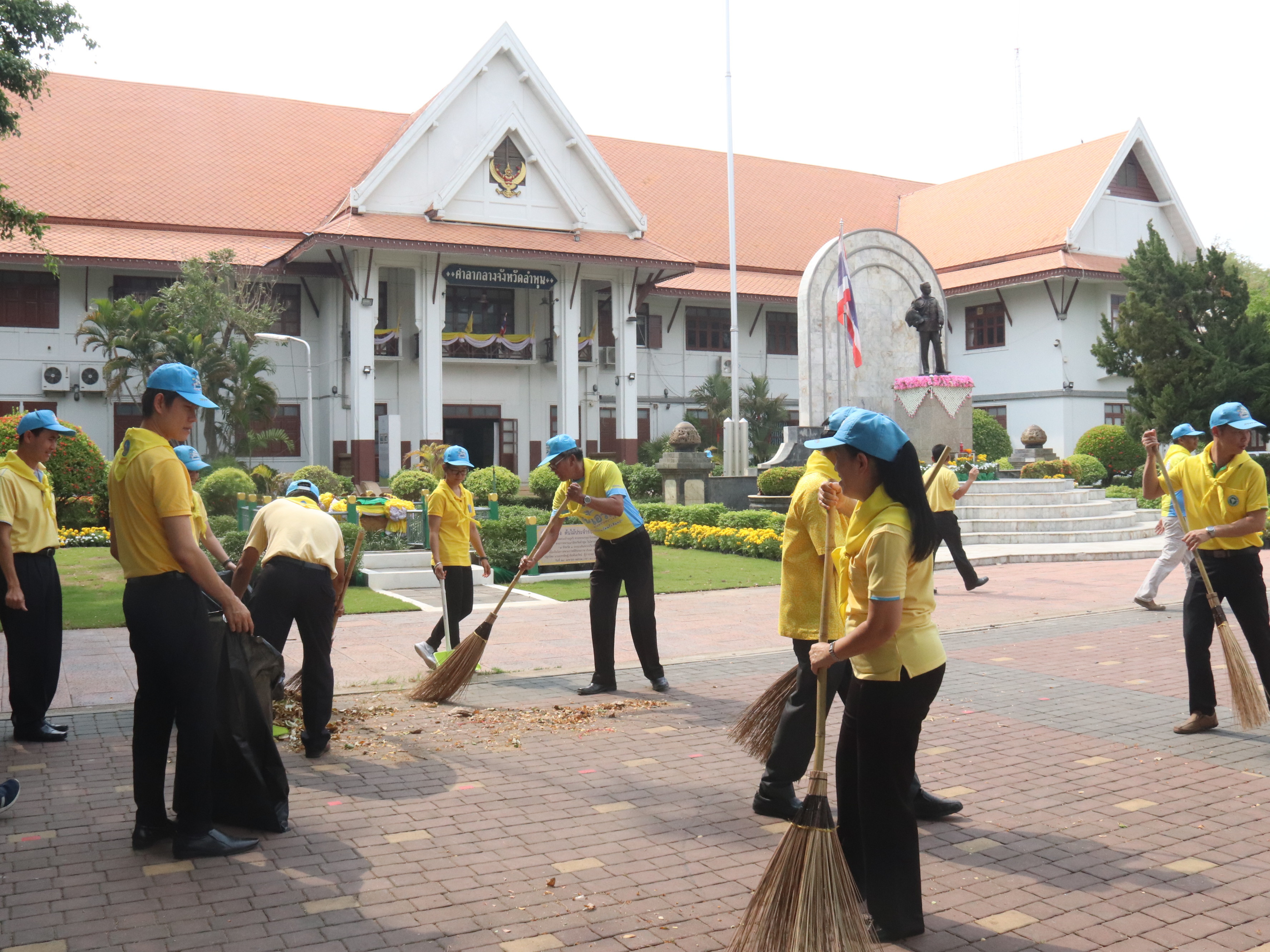 จิตอาสาจังหวัดลำพูน ร่วมบำเพ็ญสาธารณะประโยชน์ทำความสะอาดในพื้นที่ต่างๆ เพื่อเฉลิมพระเกียรติ พระบาทสมเด็จพระเจ้าอยู่หัวฯ เนื่องในโอกาสมหามงคลพระราชพิธีบรมราชาภิเษก พุทธศักราช 2562