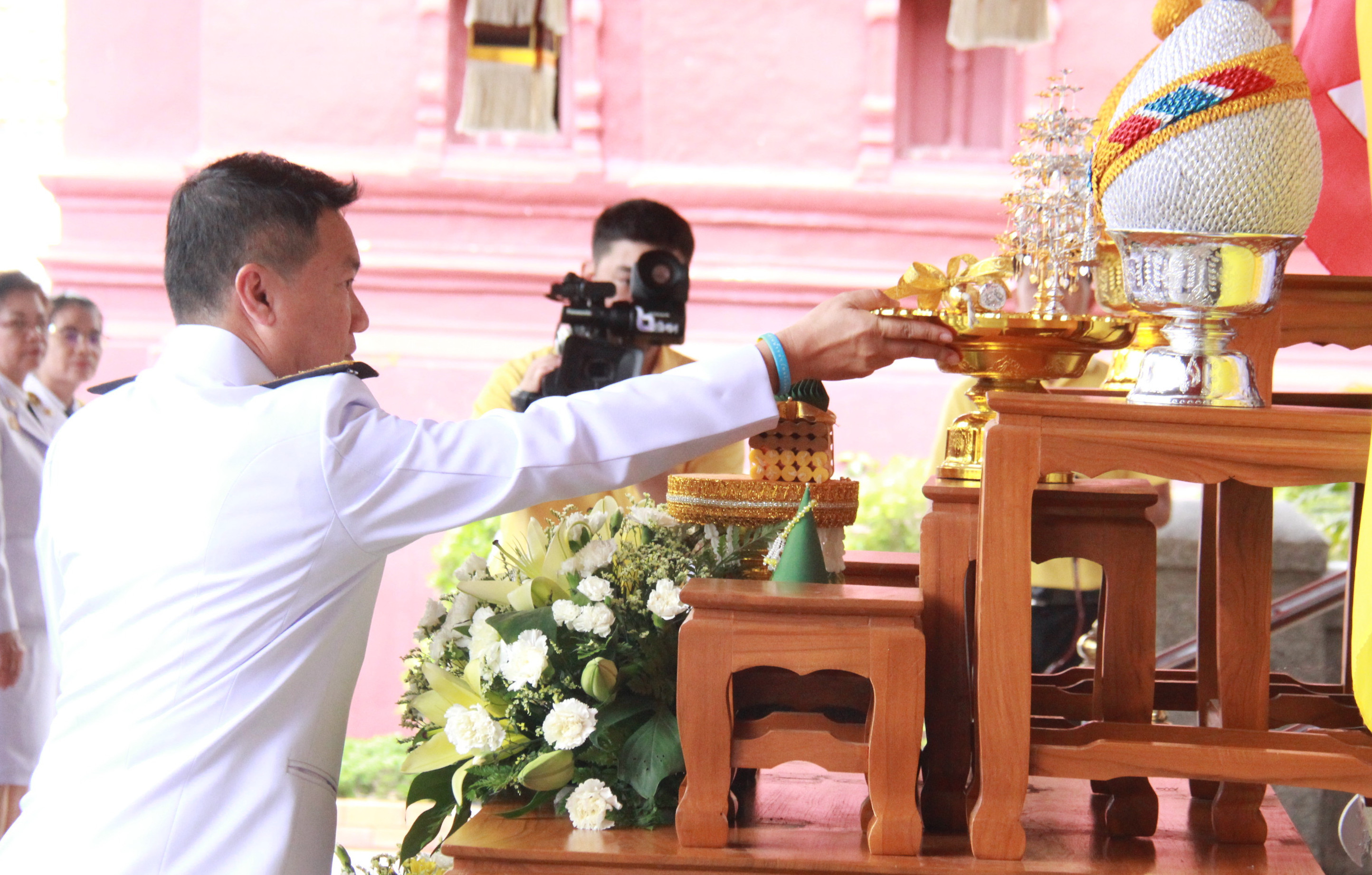 จังหวัดลำพูน ประกอบพิธีถวายเครื่องราชสักการะที่ทรงอุทิศพระราชทาน ถวายเป็นพุทธบูชาปูชนียสถานที่สำคัญตามต่างจังหวัดทั่วประเทศจำนวน 10 แห่ง หนึ่งในนั้นประกอบด้วย วัดพระธาตุหริภุญชัย วรวิหาร อำเภอเมือง จังหวัดลำพูน