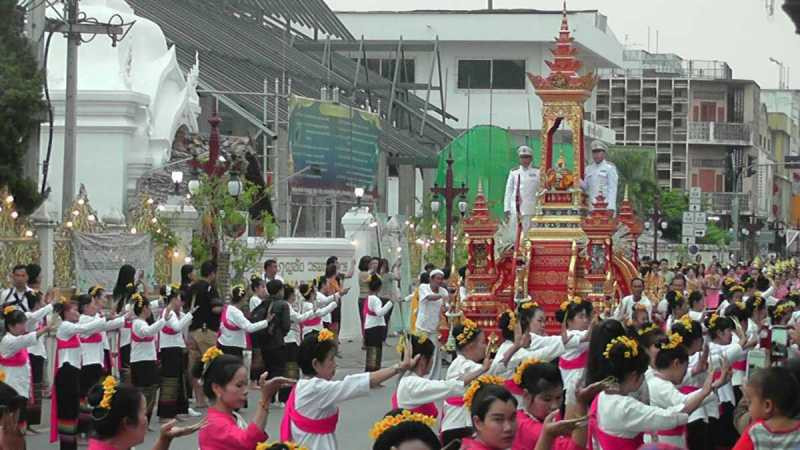 จังหวัดลำพูน ร่วมกับวัดพระธาตุหริภุญชัยวรมหาวิหาร และคณะสงฆ์จังหวัดลำพูน ขอเชิญเที่ยวงานประเพณีสรงน้ำองค์พระบรมธาตุหริภุญชัย ประจำปี 2562 ระหว่างวันที่ 12 – 18 พฤษภาคม 2562