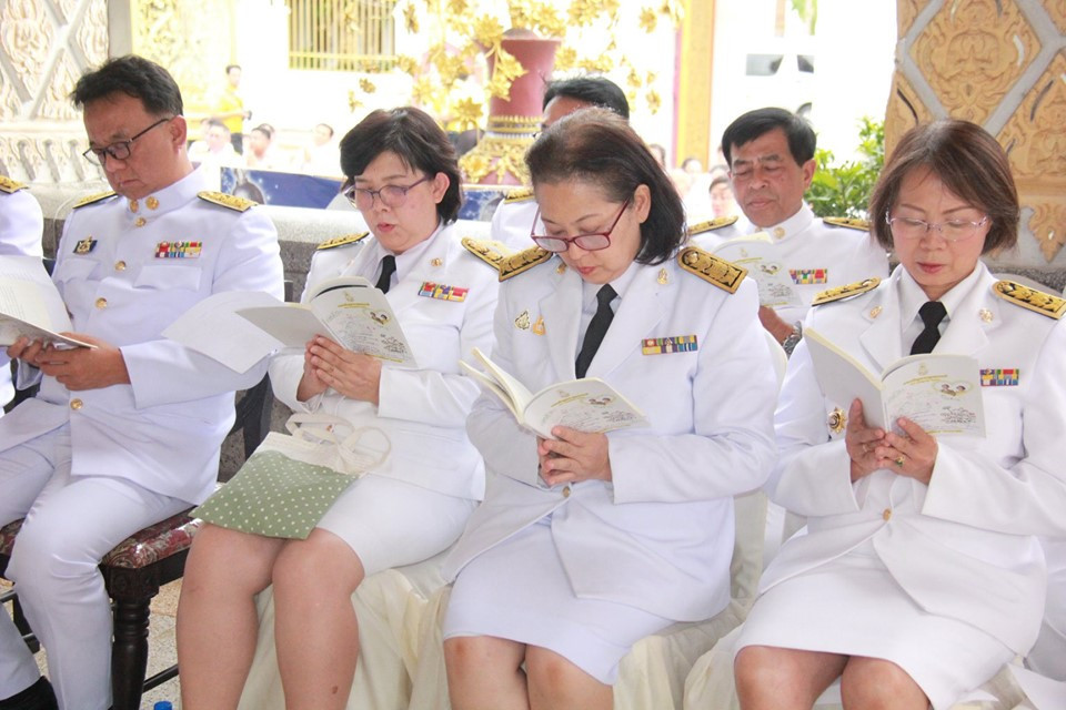 จังหวัดลำพูนประกอบพิธีเจริญพระพุทธมนต์ถวายพระพรชัยมงคลเฉลิมพระเกียรติ เนื่องในโอกาสมหามงคลพระราชพิธีบรมราชาภิเษก ณ วิหารหลวง วัดพระธาตุหริภุญชัย วรมหาวิหาร อำเภอเมือง จังหวัดลำพูน