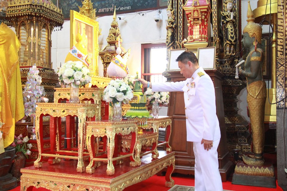 จังหวัดลำพูนประกอบพิธีเจริญพระพุทธมนต์ถวายพระพรชัยมงคลเฉลิมพระเกียรติ เนื่องในโอกาสมหามงคลพระราชพิธีบรมราชาภิเษก ณ วิหารหลวง วัดพระธาตุหริภุญชัย วรมหาวิหาร อำเภอเมือง จังหวัดลำพูน