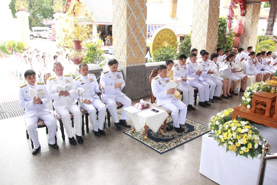 จังหวัดลำพูนประกอบพิธีเจริญพระพุทธมนต์ถวายพระพรชัยมงคลเฉลิมพระเกียรติ เนื่องในโอกาสมหามงคลพระราชพิธีบรมราชาภิเษก ณ วิหารหลวง วัดพระธาตุหริภุญชัย วรมหาวิหาร อำเภอเมือง จังหวัดลำพูน