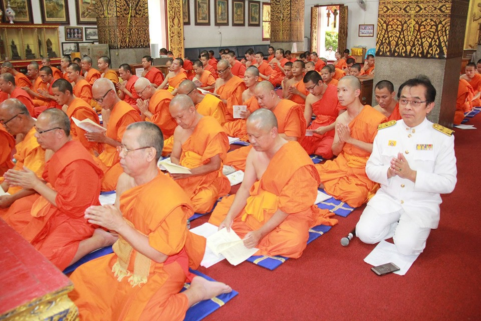 จังหวัดลำพูนประกอบพิธีเจริญพระพุทธมนต์ถวายพระพรชัยมงคลเฉลิมพระเกียรติ เนื่องในโอกาสมหามงคลพระราชพิธีบรมราชาภิเษก ณ วิหารหลวง วัดพระธาตุหริภุญชัย วรมหาวิหาร อำเภอเมือง จังหวัดลำพูน