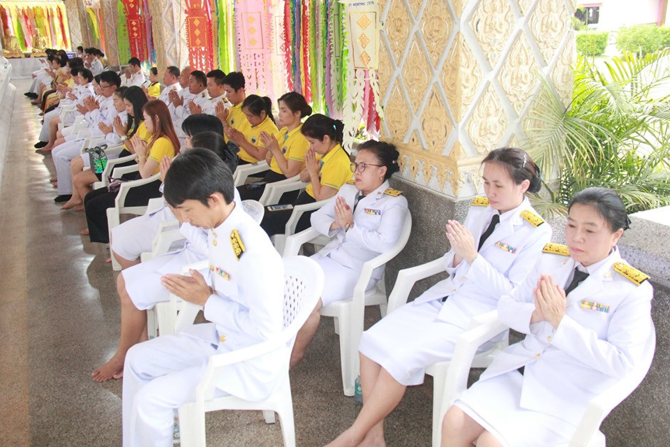 จังหวัดลำพูนประกอบพิธีเจริญพระพุทธมนต์ถวายพระพรชัยมงคลเฉลิมพระเกียรติ เนื่องในโอกาสมหามงคลพระราชพิธีบรมราชาภิเษก ณ วิหารหลวง วัดพระธาตุหริภุญชัย วรมหาวิหาร อำเภอเมือง จังหวัดลำพูน