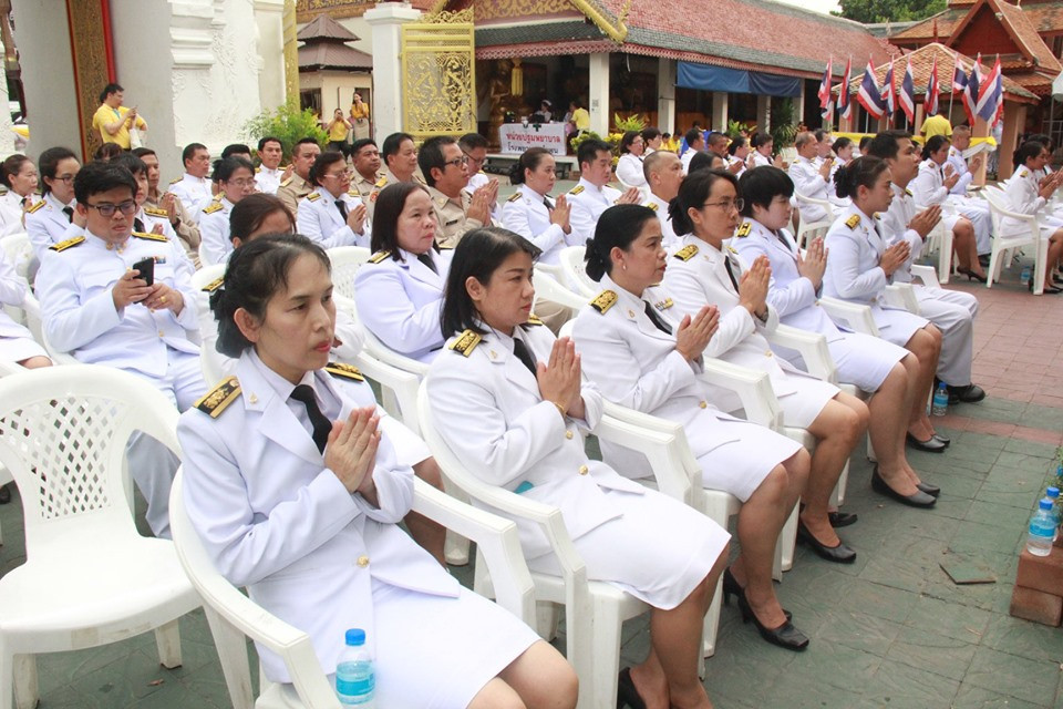 จังหวัดลำพูนประกอบพิธีเจริญพระพุทธมนต์ถวายพระพรชัยมงคลเฉลิมพระเกียรติ เนื่องในโอกาสมหามงคลพระราชพิธีบรมราชาภิเษก ณ วิหารหลวง วัดพระธาตุหริภุญชัย วรมหาวิหาร อำเภอเมือง จังหวัดลำพูน