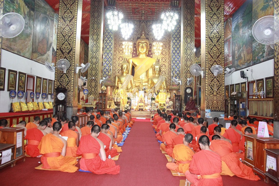 จังหวัดลำพูนประกอบพิธีเจริญพระพุทธมนต์ถวายพระพรชัยมงคลเฉลิมพระเกียรติ เนื่องในโอกาสมหามงคลพระราชพิธีบรมราชาภิเษก ณ วิหารหลวง วัดพระธาตุหริภุญชัย วรมหาวิหาร อำเภอเมือง จังหวัดลำพูน