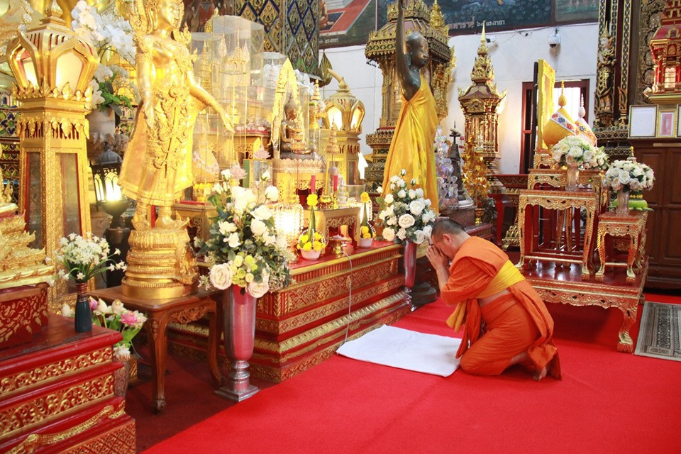 จังหวัดลำพูนประกอบพิธีเจริญพระพุทธมนต์ถวายพระพรชัยมงคลเฉลิมพระเกียรติ เนื่องในโอกาสมหามงคลพระราชพิธีบรมราชาภิเษก ณ วิหารหลวง วัดพระธาตุหริภุญชัย วรมหาวิหาร อำเภอเมือง จังหวัดลำพูน