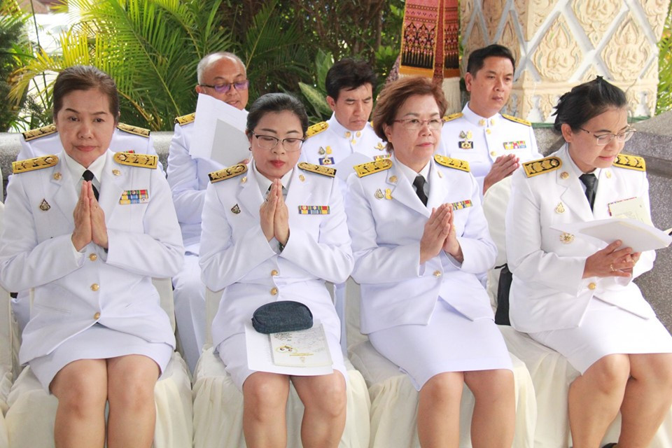 จังหวัดลำพูนประกอบพิธีเจริญพระพุทธมนต์ถวายพระพรชัยมงคลเฉลิมพระเกียรติ เนื่องในโอกาสมหามงคลพระราชพิธีบรมราชาภิเษก ณ วิหารหลวง วัดพระธาตุหริภุญชัย วรมหาวิหาร อำเภอเมือง จังหวัดลำพูน