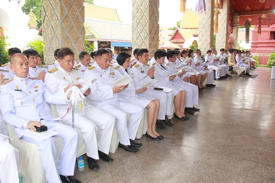 จังหวัดลำพูนประกอบพิธีเจริญพระพุทธมนต์ถวายพระพรชัยมงคลเฉลิมพระเกียรติ เนื่องในโอกาสมหามงคลพระราชพิธีบรมราชาภิเษก ณ วิหารหลวง วัดพระธาตุหริภุญชัย วรมหาวิหาร อำเภอเมือง จังหวัดลำพูน