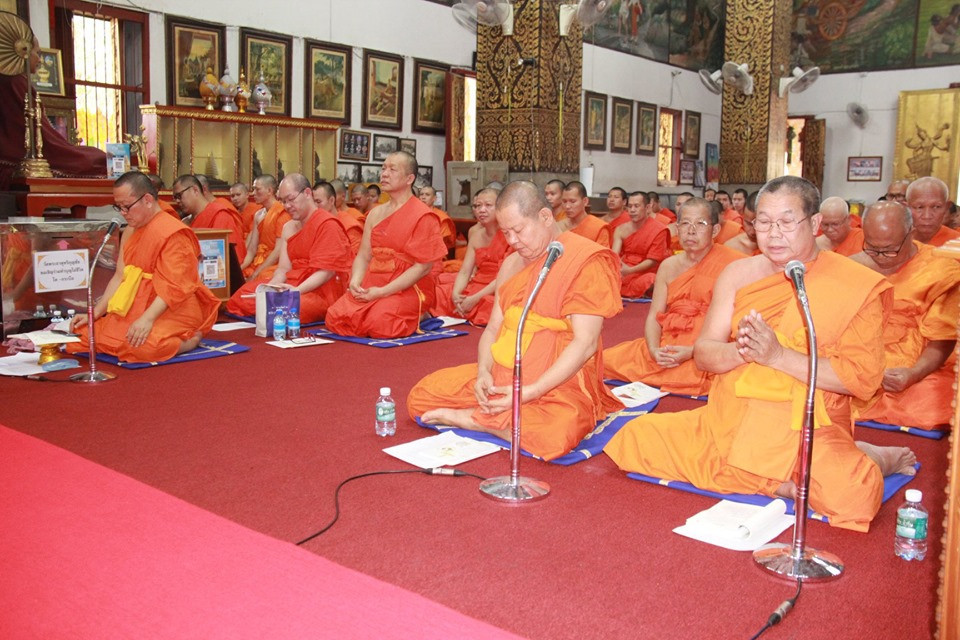 จังหวัดลำพูนประกอบพิธีเจริญพระพุทธมนต์ถวายพระพรชัยมงคลเฉลิมพระเกียรติ เนื่องในโอกาสมหามงคลพระราชพิธีบรมราชาภิเษก ณ วิหารหลวง วัดพระธาตุหริภุญชัย วรมหาวิหาร อำเภอเมือง จังหวัดลำพูน