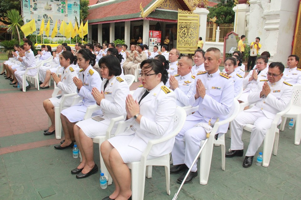 จังหวัดลำพูนประกอบพิธีเจริญพระพุทธมนต์ถวายพระพรชัยมงคลเฉลิมพระเกียรติ เนื่องในโอกาสมหามงคลพระราชพิธีบรมราชาภิเษก ณ วิหารหลวง วัดพระธาตุหริภุญชัย วรมหาวิหาร อำเภอเมือง จังหวัดลำพูน