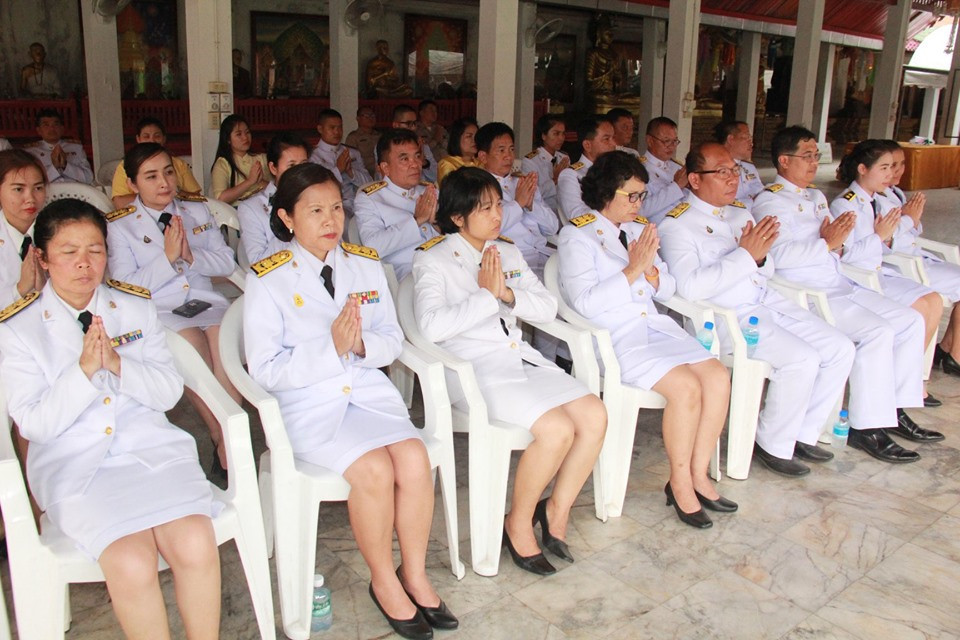 จังหวัดลำพูนประกอบพิธีเจริญพระพุทธมนต์ถวายพระพรชัยมงคลเฉลิมพระเกียรติ เนื่องในโอกาสมหามงคลพระราชพิธีบรมราชาภิเษก ณ วิหารหลวง วัดพระธาตุหริภุญชัย วรมหาวิหาร อำเภอเมือง จังหวัดลำพูน