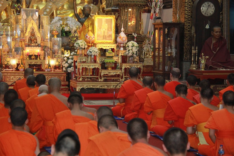 จังหวัดลำพูนประกอบพิธีเจริญพระพุทธมนต์ถวายพระพรชัยมงคลเฉลิมพระเกียรติ เนื่องในโอกาสมหามงคลพระราชพิธีบรมราชาภิเษก ณ วิหารหลวง วัดพระธาตุหริภุญชัย วรมหาวิหาร อำเภอเมือง จังหวัดลำพูน