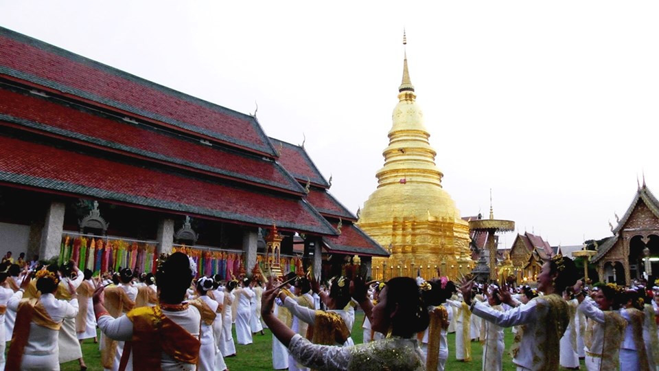 พระบาทสมเด็จพระปรเมนทรรามาธิบดีศรีสินทรมหาวชิราลงกรณฯ พระวชิรเกล้าเจ้าอยู่หัว ทรงพระกรุณาโปรดเกล้าฯ ให้ จังหวัดลำพูน อัญเชิญน้ำสรงพระราชทาน เพื่อ ประกอบพิธีสรงน้ำ พระบรมธาตุหริภุญชัย อ.เมืองลำพูน ระหว่างวันที่ 12 – 18 พฤษภาคม 2562 ที่ วัดพระธาตุหริภุญชัย วรมหาวิหาร อ.เมือง จ.ลำพูน ซึ่งในปีนี้ มีช่างฟ้อนเล็บชาวจังหวัดลำพูน ทุกเพศ ทุกวัย ฟ้อนต้อนรับ น้ำสรงพระราชทาน จำนวน 1,300 คน