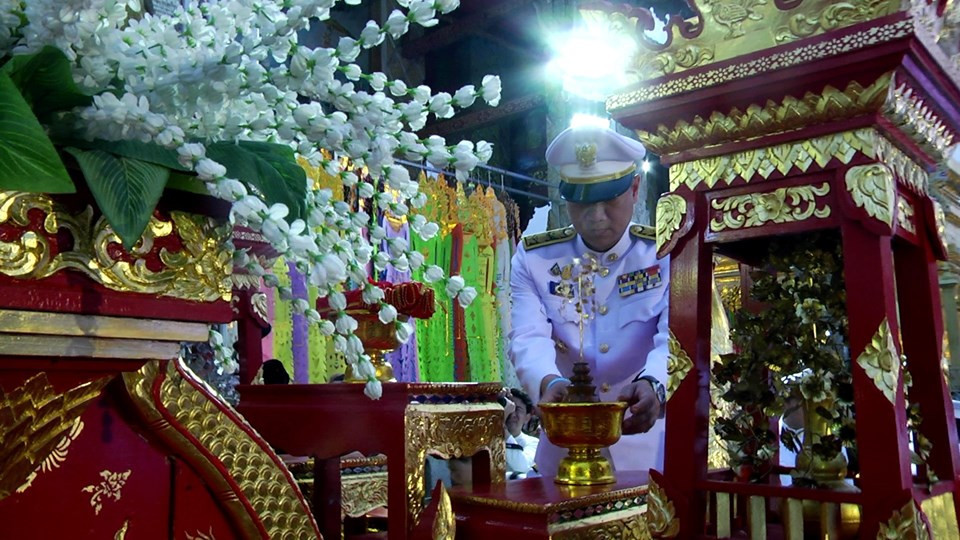 พระบาทสมเด็จพระปรเมนทรรามาธิบดีศรีสินทรมหาวชิราลงกรณฯ พระวชิรเกล้าเจ้าอยู่หัว ทรงพระกรุณาโปรดเกล้าฯ ให้ จังหวัดลำพูน อัญเชิญน้ำสรงพระราชทาน เพื่อ ประกอบพิธีสรงน้ำ พระบรมธาตุหริภุญชัย อ.เมืองลำพูน ระหว่างวันที่ 12 – 18 พฤษภาคม 2562 ที่ วัดพระธาตุหริภุญชัย วรมหาวิหาร อ.เมือง จ.ลำพูน ซึ่งในปีนี้ มีช่างฟ้อนเล็บชาวจังหวัดลำพูน ทุกเพศ ทุกวัย ฟ้อนต้อนรับ น้ำสรงพระราชทาน จำนวน 1,300 คน