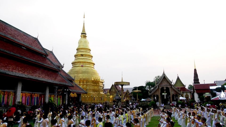 พระบาทสมเด็จพระปรเมนทรรามาธิบดีศรีสินทรมหาวชิราลงกรณฯ พระวชิรเกล้าเจ้าอยู่หัว ทรงพระกรุณาโปรดเกล้าฯ ให้ จังหวัดลำพูน อัญเชิญน้ำสรงพระราชทาน เพื่อ ประกอบพิธีสรงน้ำ พระบรมธาตุหริภุญชัย อ.เมืองลำพูน ระหว่างวันที่ 12 – 18 พฤษภาคม 2562 ที่ วัดพระธาตุหริภุญชัย วรมหาวิหาร อ.เมือง จ.ลำพูน ซึ่งในปีนี้ มีช่างฟ้อนเล็บชาวจังหวัดลำพูน ทุกเพศ ทุกวัย ฟ้อนต้อนรับ น้ำสรงพระราชทาน จำนวน 1,300 คน