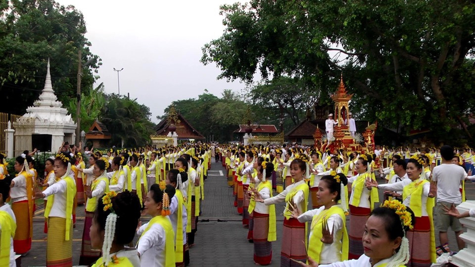 พระบาทสมเด็จพระปรเมนทรรามาธิบดีศรีสินทรมหาวชิราลงกรณฯ พระวชิรเกล้าเจ้าอยู่หัว ทรงพระกรุณาโปรดเกล้าฯ ให้ จังหวัดลำพูน อัญเชิญน้ำสรงพระราชทาน เพื่อ ประกอบพิธีสรงน้ำ พระบรมธาตุหริภุญชัย อ.เมืองลำพูน ระหว่างวันที่ 12 – 18 พฤษภาคม 2562 ที่ วัดพระธาตุหริภุญชัย วรมหาวิหาร อ.เมือง จ.ลำพูน ซึ่งในปีนี้ มีช่างฟ้อนเล็บชาวจังหวัดลำพูน ทุกเพศ ทุกวัย ฟ้อนต้อนรับ น้ำสรงพระราชทาน จำนวน 1,300 คน