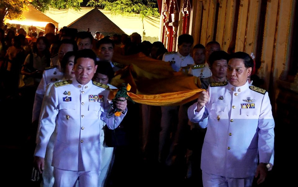 พระบาทสมเด็จพระปรเมนทรรามาธิบดีศรีสินทรมหาวชิราลงกรณฯ พระวชิรเกล้าเจ้าอยู่หัว ทรงพระกรุณาโปรดเกล้าฯ ให้ จังหวัดลำพูน อัญเชิญน้ำสรงพระราชทาน เพื่อ ประกอบพิธีสรงน้ำ พระบรมธาตุหริภุญชัย อ.เมืองลำพูน ระหว่างวันที่ 12 – 18 พฤษภาคม 2562 ที่ วัดพระธาตุหริภุญชัย วรมหาวิหาร อ.เมือง จ.ลำพูน ซึ่งในปีนี้ มีช่างฟ้อนเล็บชาวจังหวัดลำพูน ทุกเพศ ทุกวัย ฟ้อนต้อนรับ น้ำสรงพระราชทาน จำนวน 1,300 คน