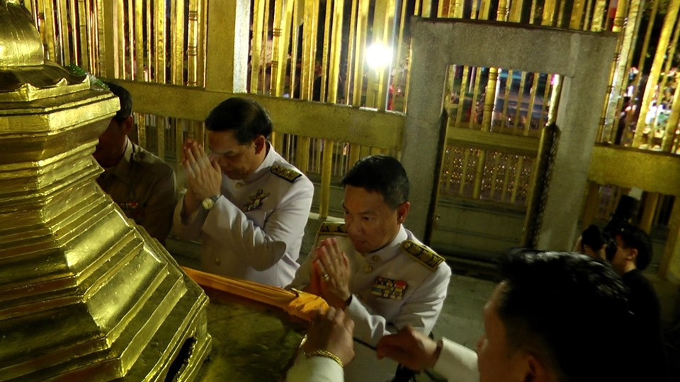 พระบาทสมเด็จพระปรเมนทรรามาธิบดีศรีสินทรมหาวชิราลงกรณฯ พระวชิรเกล้าเจ้าอยู่หัว ทรงพระกรุณาโปรดเกล้าฯ ให้ จังหวัดลำพูน อัญเชิญน้ำสรงพระราชทาน เพื่อ ประกอบพิธีสรงน้ำ พระบรมธาตุหริภุญชัย อ.เมืองลำพูน ระหว่างวันที่ 12 – 18 พฤษภาคม 2562 ที่ วัดพระธาตุหริภุญชัย วรมหาวิหาร อ.เมือง จ.ลำพูน ซึ่งในปีนี้ มีช่างฟ้อนเล็บชาวจังหวัดลำพูน ทุกเพศ ทุกวัย ฟ้อนต้อนรับ น้ำสรงพระราชทาน จำนวน 1,300 คน