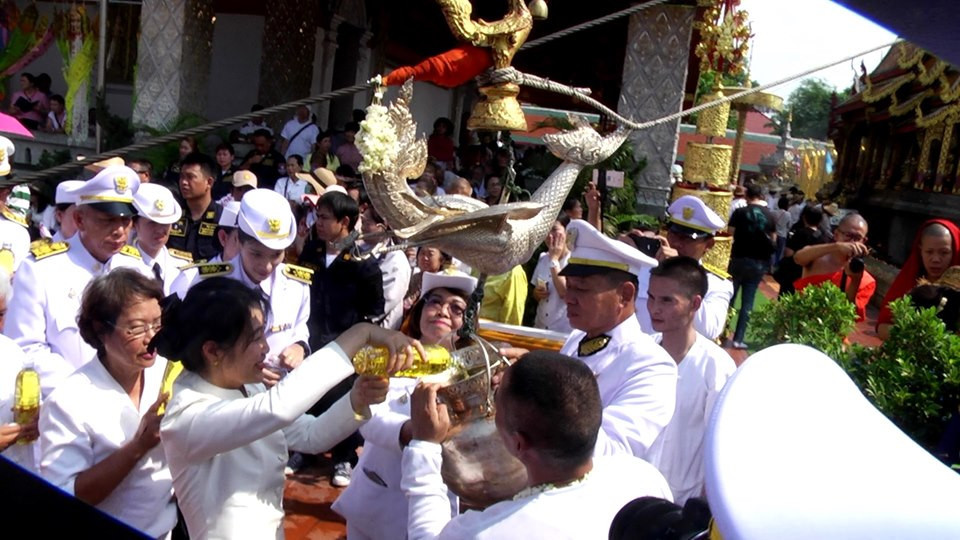 จังหวัดลำพูนจัดงานประเพณีสรงน้ำองค์พระบรมธาตุเจ้าหริภุญชัย ซึ่งเป็นจอมเจดีย์ 1 ใน 8 ของไทย โดยผู้ว่าราชการจังหวัดลำพูน เป็นผู้อัญเชิญน้ำสรงพระราชทานของพระบาทสมเด็จพระเจ้าอยู่หัวฯ ขึ้นสรงองค์พระธาตุ ซึ่งภายในงาน มีพุทธศาสนิกชนชาวจังหวัดลำพูน และนักท่องเที่ยว ร่วมพิธีอย่างเนืองแน่น