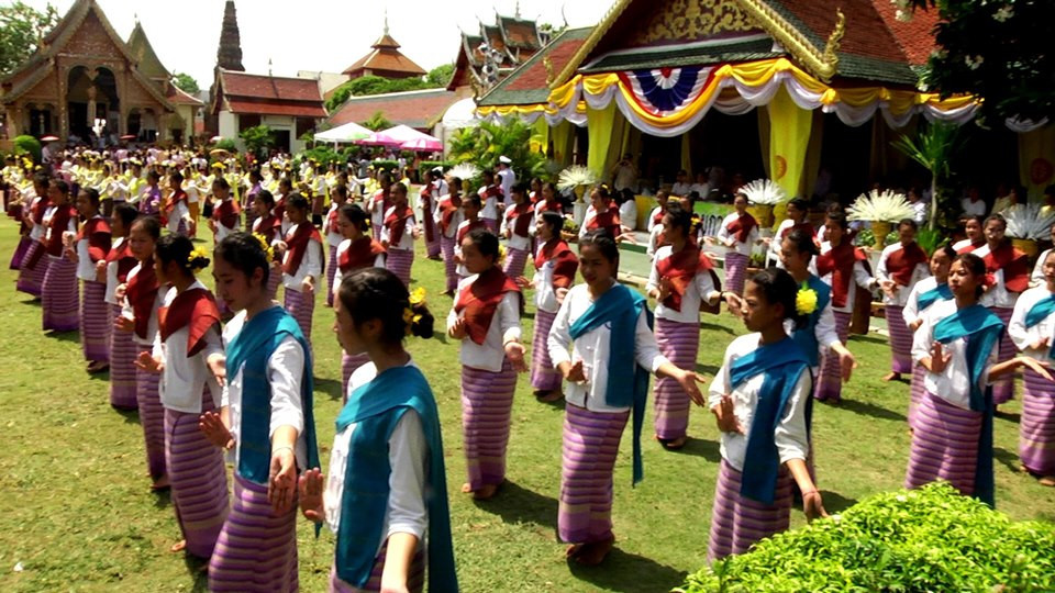 จังหวัดลำพูนจัดงานประเพณีสรงน้ำองค์พระบรมธาตุเจ้าหริภุญชัย ซึ่งเป็นจอมเจดีย์ 1 ใน 8 ของไทย โดยผู้ว่าราชการจังหวัดลำพูน เป็นผู้อัญเชิญน้ำสรงพระราชทานของพระบาทสมเด็จพระเจ้าอยู่หัวฯ ขึ้นสรงองค์พระธาตุ ซึ่งภายในงาน มีพุทธศาสนิกชนชาวจังหวัดลำพูน และนักท่องเที่ยว ร่วมพิธีอย่างเนืองแน่น