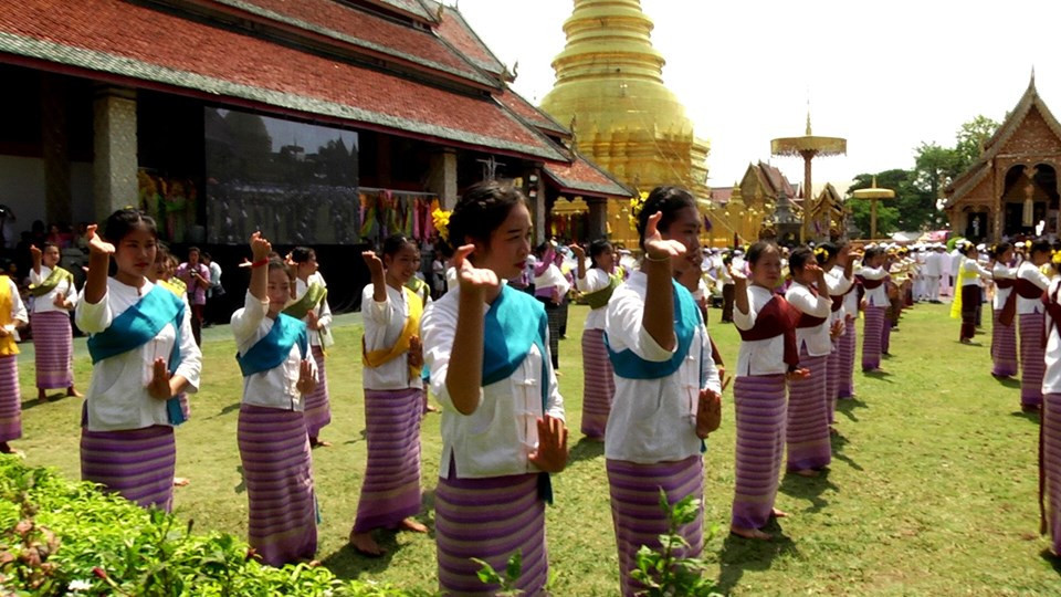 จังหวัดลำพูนจัดงานประเพณีสรงน้ำองค์พระบรมธาตุเจ้าหริภุญชัย ซึ่งเป็นจอมเจดีย์ 1 ใน 8 ของไทย โดยผู้ว่าราชการจังหวัดลำพูน เป็นผู้อัญเชิญน้ำสรงพระราชทานของพระบาทสมเด็จพระเจ้าอยู่หัวฯ ขึ้นสรงองค์พระธาตุ ซึ่งภายในงาน มีพุทธศาสนิกชนชาวจังหวัดลำพูน และนักท่องเที่ยว ร่วมพิธีอย่างเนืองแน่น