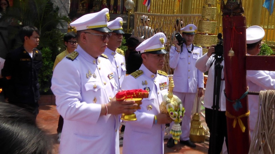 จังหวัดลำพูนจัดงานประเพณีสรงน้ำองค์พระบรมธาตุเจ้าหริภุญชัย ซึ่งเป็นจอมเจดีย์ 1 ใน 8 ของไทย โดยผู้ว่าราชการจังหวัดลำพูน เป็นผู้อัญเชิญน้ำสรงพระราชทานของพระบาทสมเด็จพระเจ้าอยู่หัวฯ ขึ้นสรงองค์พระธาตุ ซึ่งภายในงาน มีพุทธศาสนิกชนชาวจังหวัดลำพูน และนักท่องเที่ยว ร่วมพิธีอย่างเนืองแน่น