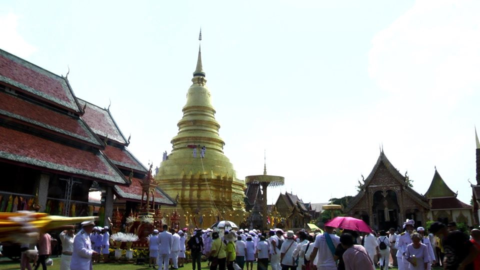 จังหวัดลำพูนจัดงานประเพณีสรงน้ำองค์พระบรมธาตุเจ้าหริภุญชัย ซึ่งเป็นจอมเจดีย์ 1 ใน 8 ของไทย โดยผู้ว่าราชการจังหวัดลำพูน เป็นผู้อัญเชิญน้ำสรงพระราชทานของพระบาทสมเด็จพระเจ้าอยู่หัวฯ ขึ้นสรงองค์พระธาตุ ซึ่งภายในงาน มีพุทธศาสนิกชนชาวจังหวัดลำพูน และนักท่องเที่ยว ร่วมพิธีอย่างเนืองแน่น