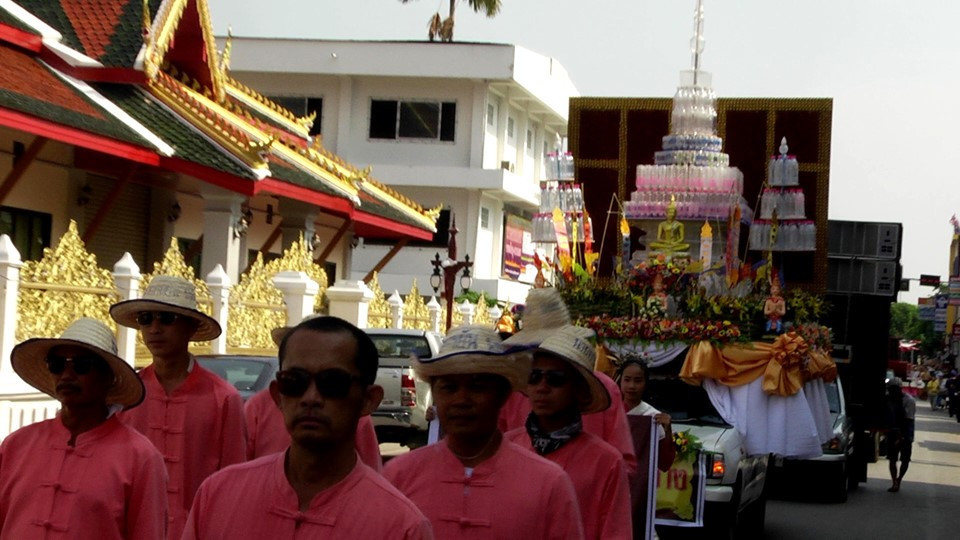 จังหวัดลำพูนจัดงานประเพณีสรงน้ำองค์พระบรมธาตุเจ้าหริภุญชัย ซึ่งเป็นจอมเจดีย์ 1 ใน 8 ของไทย โดยผู้ว่าราชการจังหวัดลำพูน เป็นผู้อัญเชิญน้ำสรงพระราชทานของพระบาทสมเด็จพระเจ้าอยู่หัวฯ ขึ้นสรงองค์พระธาตุ ซึ่งภายในงาน มีพุทธศาสนิกชนชาวจังหวัดลำพูน และนักท่องเที่ยว ร่วมพิธีอย่างเนืองแน่น