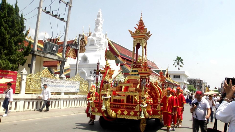 จังหวัดลำพูนจัดงานประเพณีสรงน้ำองค์พระบรมธาตุเจ้าหริภุญชัย ซึ่งเป็นจอมเจดีย์ 1 ใน 8 ของไทย โดยผู้ว่าราชการจังหวัดลำพูน เป็นผู้อัญเชิญน้ำสรงพระราชทานของพระบาทสมเด็จพระเจ้าอยู่หัวฯ ขึ้นสรงองค์พระธาตุ ซึ่งภายในงาน มีพุทธศาสนิกชนชาวจังหวัดลำพูน และนักท่องเที่ยว ร่วมพิธีอย่างเนืองแน่น