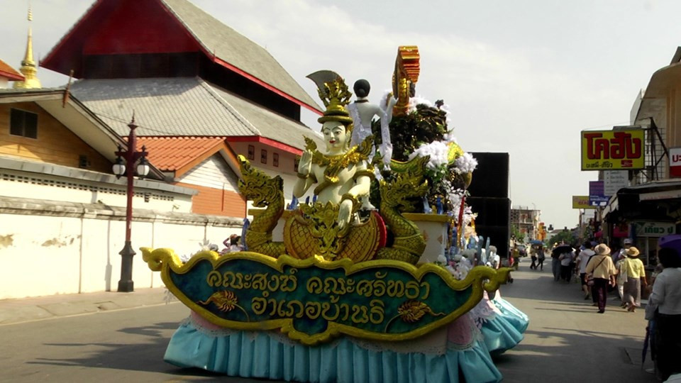 จังหวัดลำพูนจัดงานประเพณีสรงน้ำองค์พระบรมธาตุเจ้าหริภุญชัย ซึ่งเป็นจอมเจดีย์ 1 ใน 8 ของไทย โดยผู้ว่าราชการจังหวัดลำพูน เป็นผู้อัญเชิญน้ำสรงพระราชทานของพระบาทสมเด็จพระเจ้าอยู่หัวฯ ขึ้นสรงองค์พระธาตุ ซึ่งภายในงาน มีพุทธศาสนิกชนชาวจังหวัดลำพูน และนักท่องเที่ยว ร่วมพิธีอย่างเนืองแน่น