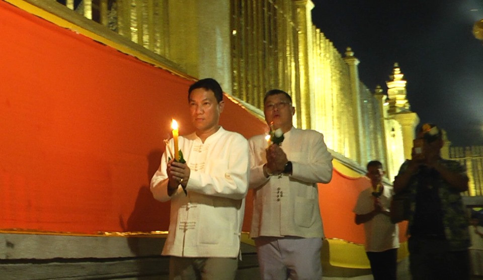 พุทธศาสนิกชนชาวจังหวัดลำพูน ร่วมเวียนเทียน และ สวดมนต์ เพื่อความเป็นสิริมงคลแก่ชีวิต เนื่องในวันวิสาขบูชา ประจำปี 2562