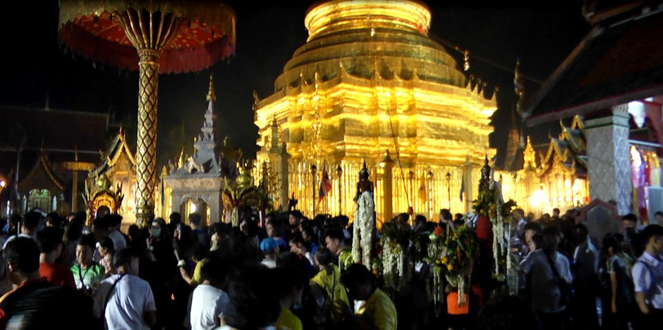 พุทธศาสนิกชนชาวจังหวัดลำพูน ร่วมเวียนเทียน และ สวดมนต์ เพื่อความเป็นสิริมงคลแก่ชีวิต เนื่องในวันวิสาขบูชา ประจำปี 2562