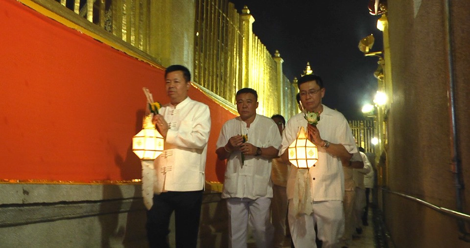 พุทธศาสนิกชนชาวจังหวัดลำพูน ร่วมเวียนเทียน และ สวดมนต์ เพื่อความเป็นสิริมงคลแก่ชีวิต เนื่องในวันวิสาขบูชา ประจำปี 2562