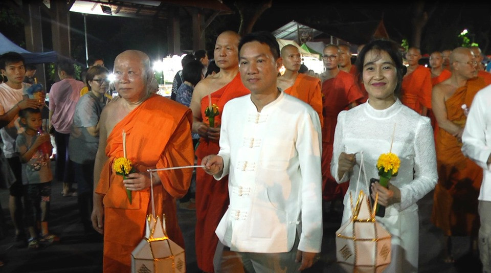 พุทธศาสนิกชนชาวจังหวัดลำพูน ร่วมเวียนเทียน และ สวดมนต์ เพื่อความเป็นสิริมงคลแก่ชีวิต เนื่องในวันวิสาขบูชา ประจำปี 2562