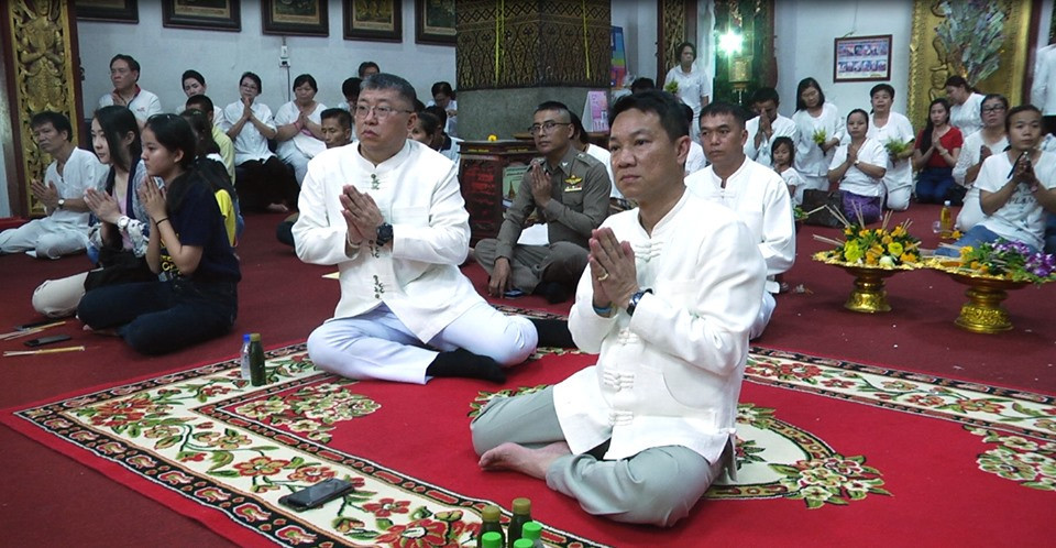 พุทธศาสนิกชนชาวจังหวัดลำพูน ร่วมเวียนเทียน และ สวดมนต์ เพื่อความเป็นสิริมงคลแก่ชีวิต เนื่องในวันวิสาขบูชา ประจำปี 2562