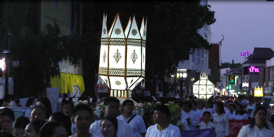 พุทธศาสนิกชนชาวจังหวัดลำพูน ร่วมเวียนเทียน และ สวดมนต์ เพื่อความเป็นสิริมงคลแก่ชีวิต เนื่องในวันวิสาขบูชา ประจำปี 2562