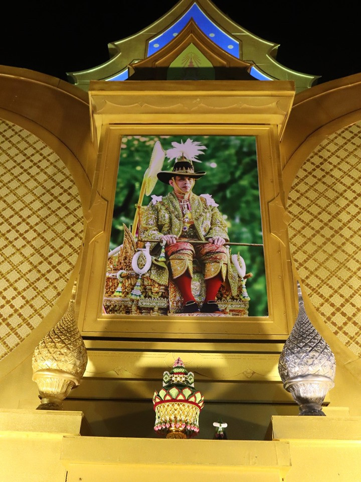 ผู้ว่าราชการจังหวัดลำพูน ประกอบพิธีเปิดงานมหรสพสมโภช เนื่องในโอกาสมหามงคลพระบรมราชาภิเษก จังหวัดลำพูน พุทธศักราช 2562 ระหว่างวันที่ 22-28 พฤษภาคม 2562 ตั่งแต่เวลา 17.00 -21.00 น. รวมเวลา 7 วัน ณ ศาลากลางจังหวัดลำพูน เพื่อแสดงพลังแห่งความจงรักภักดี และสำนึกในพระมหากรุณาธิคุณของพระบาทสมเด็จพระเจ้าอยู่หัวที่ทรงมีต่อปวงชนชาวไทย พร้อมชื่นชมความงดงามบรรยากาศรอบงานที่เต็มไปด้วยความสุขและความอิ่มเอมใจ