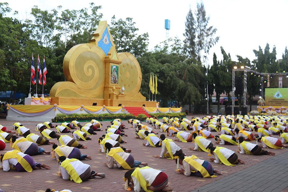 บรรยากาศในงานมหรสพสมโภช เนื่องในโอกาสมหามงคล พระราชบรมราชาภิเษก จังหวัดลำพูน เป็นไปด้วยความคึกคัก มีประชาชนเดินทางมาร่วมรับชมมหรสพอย่างต่อเนื่อง