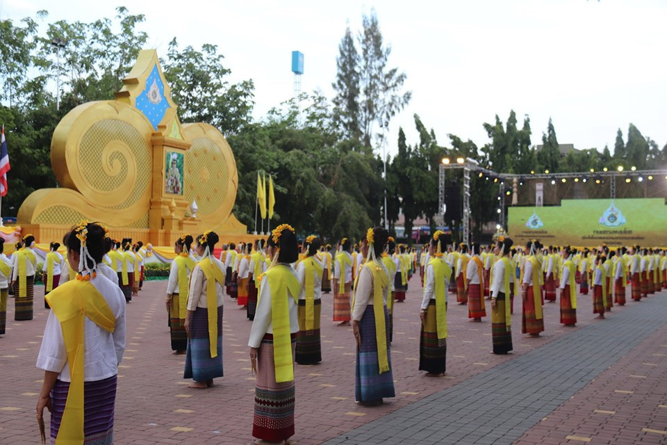 บรรยากาศในงานมหรสพสมโภช เนื่องในโอกาสมหามงคล พระราชบรมราชาภิเษก จังหวัดลำพูน เป็นไปด้วยความคึกคัก มีประชาชนเดินทางมาร่วมรับชมมหรสพอย่างต่อเนื่อง