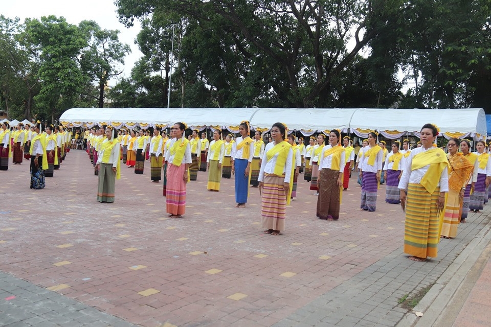 บรรยากาศในงานมหรสพสมโภช เนื่องในโอกาสมหามงคล พระราชบรมราชาภิเษก จังหวัดลำพูน เป็นไปด้วยความคึกคัก มีประชาชนเดินทางมาร่วมรับชมมหรสพอย่างต่อเนื่อง