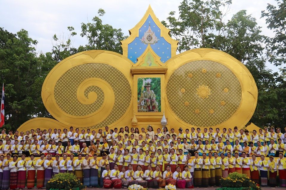 บรรยากาศในงานมหรสพสมโภช เนื่องในโอกาสมหามงคล พระราชบรมราชาภิเษก จังหวัดลำพูน เป็นไปด้วยความคึกคัก มีประชาชนเดินทางมาร่วมรับชมมหรสพอย่างต่อเนื่อง