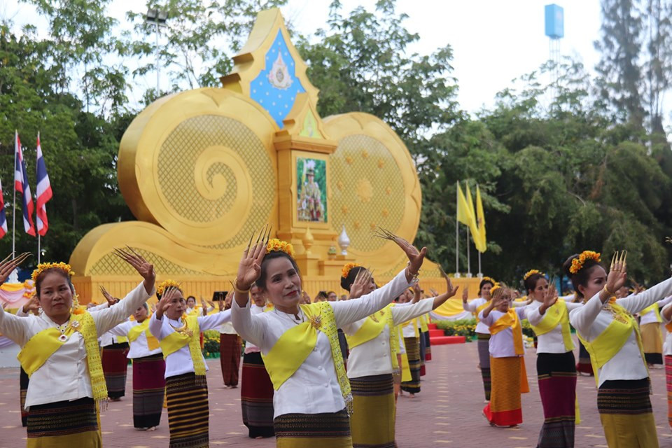 บรรยากาศในงานมหรสพสมโภช เนื่องในโอกาสมหามงคล พระราชบรมราชาภิเษก จังหวัดลำพูน เป็นไปด้วยความคึกคัก มีประชาชนเดินทางมาร่วมรับชมมหรสพอย่างต่อเนื่อง