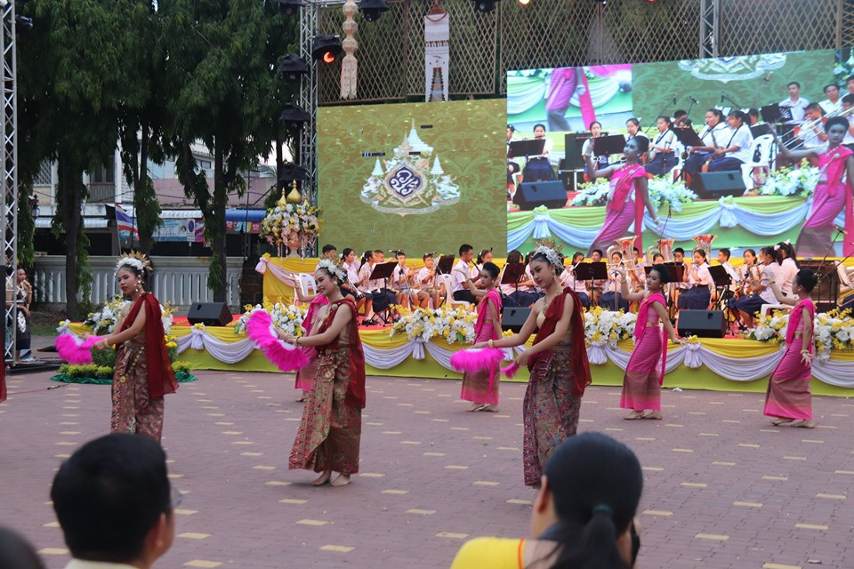 ผู้ว่าราชการจังหวัดลำพูน นำประชาชนหลายร้อยคนร่วมชื่นชมชุดการแสดงเทิดพระเกียรติ ในงานมหรสพสมโภช เนื่องในโอกาสมหามงคล พระราชบรมราชาภิเษก จังหวัดลำพูน