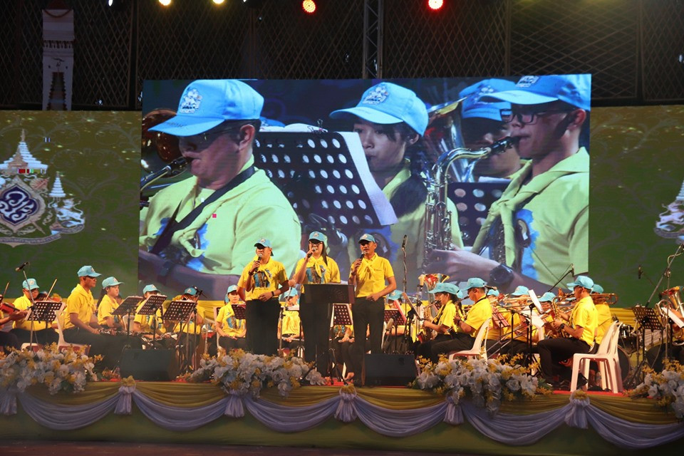 ผู้ว่าราชการจังหวัดลำพูน นำประชาชนหลายร้อยคนร่วมชื่นชมชุดการแสดงเทิดพระเกียรติ ในงานมหรสพสมโภช เนื่องในโอกาสมหามงคล พระราชบรมราชาภิเษก จังหวัดลำพูน