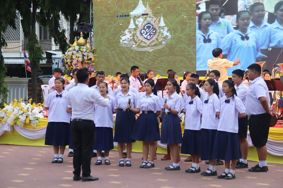 ผู้ว่าราชการจังหวัดลำพูน นำประชาชนหลายร้อยคนร่วมชื่นชมชุดการแสดงเทิดพระเกียรติ ในงานมหรสพสมโภช เนื่องในโอกาสมหามงคล พระราชบรมราชาภิเษก จังหวัดลำพูน