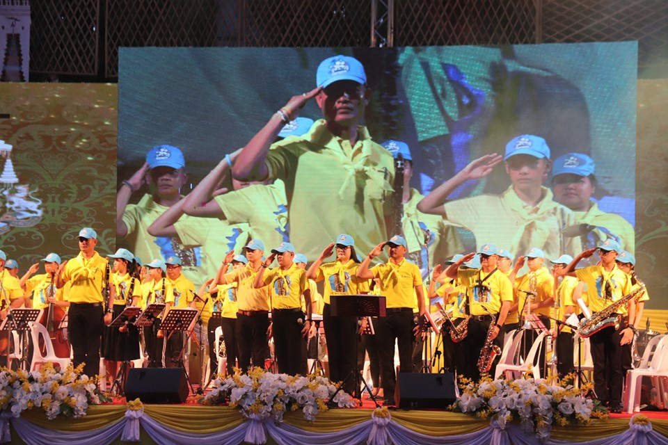 ผู้ว่าราชการจังหวัดลำพูน นำประชาชนหลายร้อยคนร่วมชื่นชมชุดการแสดงเทิดพระเกียรติ ในงานมหรสพสมโภช เนื่องในโอกาสมหามงคล พระราชบรมราชาภิเษก จังหวัดลำพูน