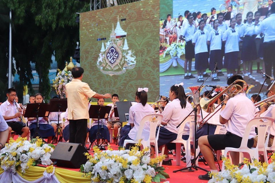 ผู้ว่าราชการจังหวัดลำพูน นำประชาชนหลายร้อยคนร่วมชื่นชมชุดการแสดงเทิดพระเกียรติ ในงานมหรสพสมโภช เนื่องในโอกาสมหามงคล พระราชบรมราชาภิเษก จังหวัดลำพูน