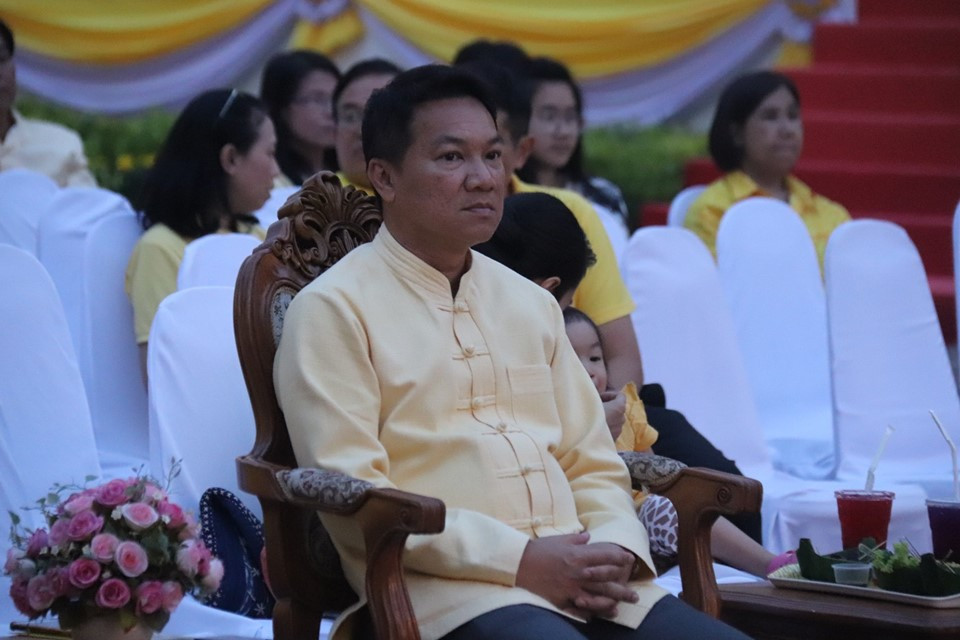 ผู้ว่าราชการจังหวัดลำพูน นำประชาชนหลายร้อยคนร่วมชื่นชมชุดการแสดงเทิดพระเกียรติ ในงานมหรสพสมโภช เนื่องในโอกาสมหามงคล พระราชบรมราชาภิเษก จังหวัดลำพูน